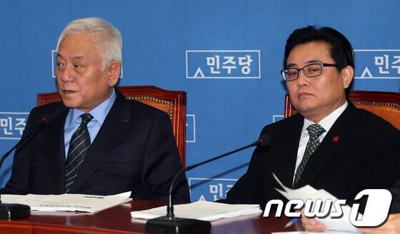 본문 이미지 - 김한길 민주당 대표와 전병헌 원내대표가 6일 오전 서울 여의도 국회에서 열린 최고위원회의에 참석하고 있다. 2013.12.6/뉴스1 © News1   허경 기자