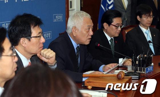 본문 이미지 - 김한길 민주당 대표가 6일 오전 서울 여의도 국회에서 열린 최고위원회의에서 모두발언을 하고 있다.김 대표는 검찰이 국가정보원 심리전단 직원들의 트위터글 2200만건을 확인한 것과 관련, 