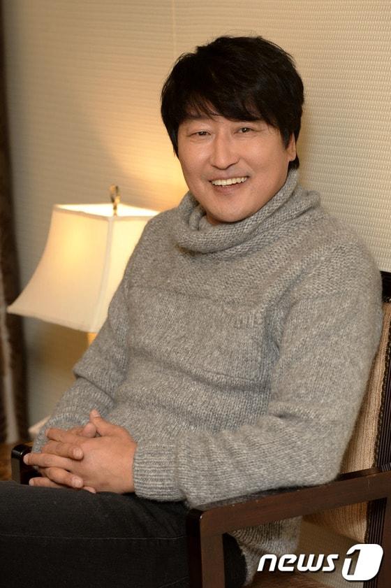 본문 이미지 - 영화 '변호인'의 주연 배우 송강호가 6일 오후 서울 중구 코리아나 호텔에서 뉴스1과의 인터뷰 전 포즈를 취하고 있다. 2013.12.6/뉴스1 © News1 안은나 기자