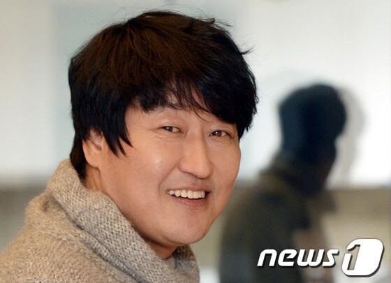 본문 이미지 - 한국갤럽 조사 결과 &#39;2013년을 빛낸 영화배우&#39; 1위를 차지한 배우 송강호가 6일 오후 서울 종로구 코리아나 호텔에서 뉴스1과의 인터뷰 전 포즈를 취하고 있다. 2013.12.6/뉴스1 © News1   안은나 기자