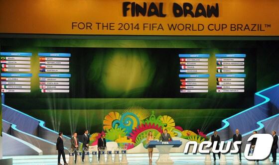 본문 이미지 - 제롬 발케 FIFA 사무총장이 2014 브라질 월드컵 본선 조추첨을 진행하고 있다. AFP © News1 