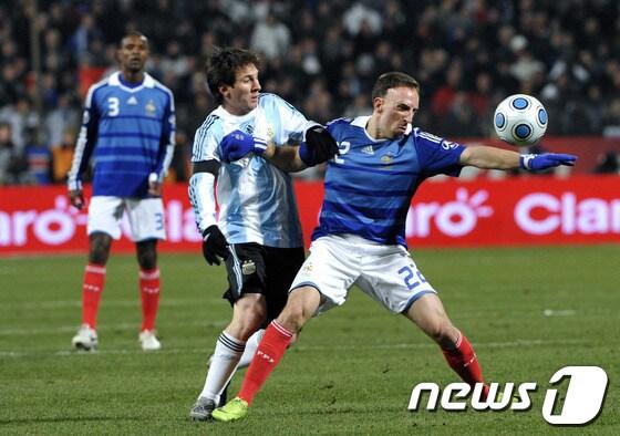 본문 이미지 - 아르헨티나의 리오넬 메시와 프랑스의 프랭크 리베리.© AFP=News1 