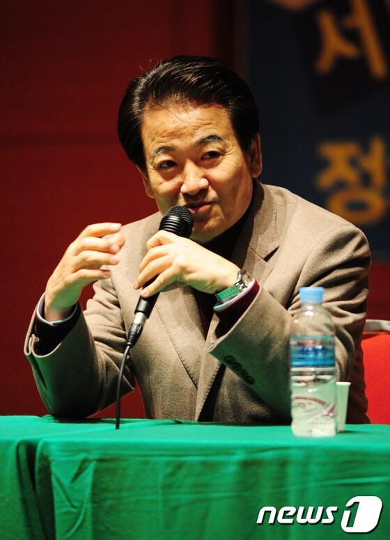 본문 이미지 - 7일 오후 전북대학교 진수당에서 열린 서영석 김용민의 정치토크 '응답하라 참언론' 특별공개방송에서 정동영 민주당 상임고문이 국정원 선거개입과 관련된 이야기를 하고 있다. 뉴스1 © News1   김대웅 기자