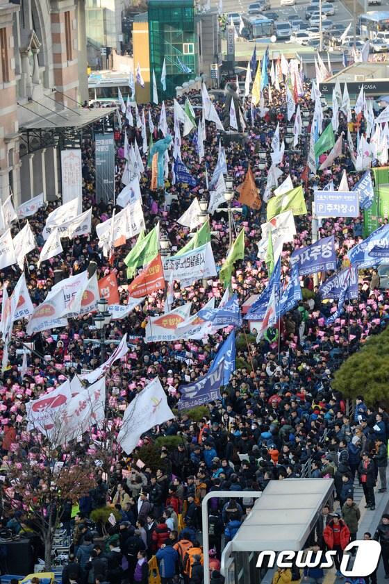 본문 이미지 - 민주노총, 통합진보당 등 25개 노동·시민사회·농민단체·정당 회원들이 7일 오후 서울역광장에서 '관권부정선거·공약파기·민생파탄·공안탄압 박근혜 정부 규탄 비상시국대회'를 열고 있다. 뉴스1 © News1 손형주 기자