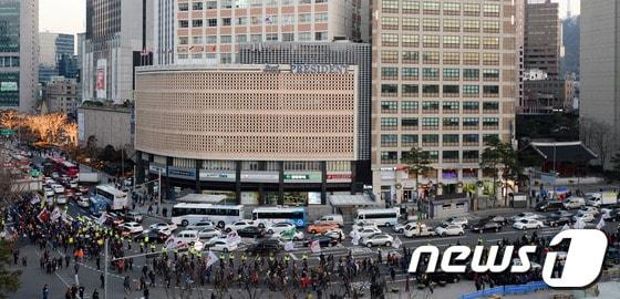 본문 이미지 - 민주노총, 통합진보당 등 25개 노동·시민사회·농민단체·정당 회원들이 7일 오후 서울역광장에서 '관권부정선거·공약파기·민생파탄·공안탄압 박근혜 정부 규탄 비상시국대회'를 가진 후 서울광장 부근을 행진하고 있다. 뉴스1 © News1 손형주 기자