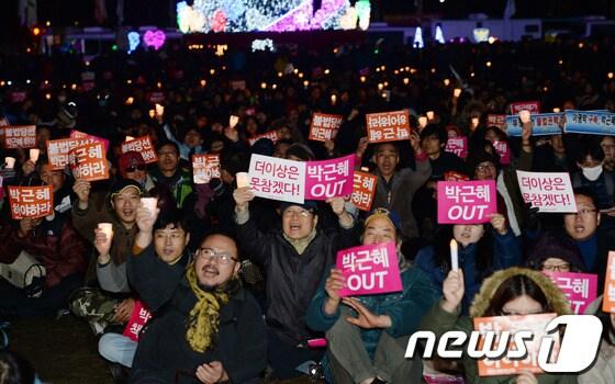본문 이미지 - 민주노총, 통합진보당 등 25개 노동·시민사회·농민단체·정당 회원들이 7일 저녁 서울광장에서 국가 기관의 대선 개입 의혹 규명을 요구하는 촛불집회를 열고 구호를 외치고 있다. 뉴스1 © News1 손형주 기자