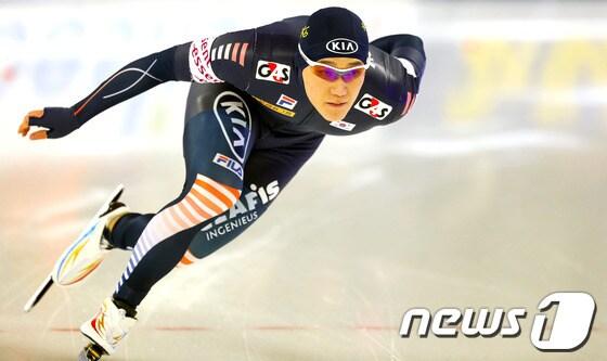 본문 이미지 - 모태범&#40;24·대한항공&#41;이 8일&#40;한국시간&#41; 독일 베를린에서 열린 월드컵 4차 대회 남자 1000m 디비전A&#40;1부리그&#41;에서 역주를 펼치고 있다. 모태범은 1분09초50의 기록으로 금메달을 획득했다. © AFP=News1  