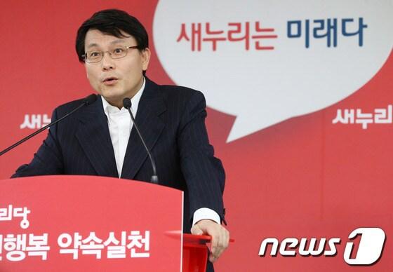 본문 이미지 - 윤상현 새누리당 원내수석부대표가 8일 오후 서울 여의도 당사에서 기자회견을 열고 한국방공식별구역&#40;KADIZ&#41; 선포와 민주당 장하나 의원의 대선불복 선언 등 현안에 대한 입장을 밝히고 있다. 2013.12.8/뉴스1 © News1   오대일 기자