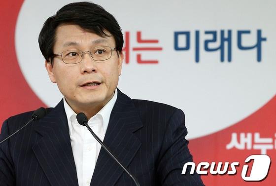 본문 이미지 - 윤상현 새누리당 원내수석부대표가 8일 오후 서울 여의도 당사에서 기자회견을 열고 한국방공식별구역(KADIZ) 선포와 민주당 장하나 의원의 대선불복 선언 등 현안에 대한 입장을 밝히고 있다. 2013.12.8/뉴스1 © News1   오대일 기자