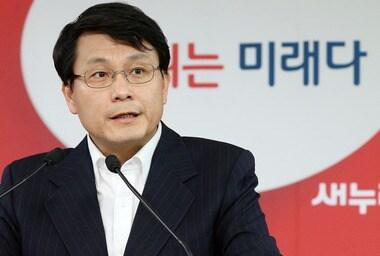 본문 이미지 - 윤상현 새누리당 원내수석부대표가 8일 오후 서울 여의도 당사에서 기자회견을 열고 한국방공식별구역&#40;KADIZ&#41; 선포와 민주당 장하나 의원의 대선불복 선언 등 현안에 대한 입장을 밝히고 있다. 2013.12.8/뉴스1 © News1   오대일 기자