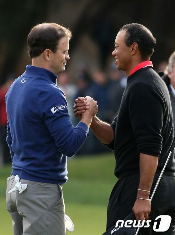 본문 이미지 - 9일&#40;한국시간&#41; 열린 노스웨스턴 뮤추얼 월드골프 챌린지 최종라운드에서 연장전 끝에 우승한 잭 존슨&#40;미국·왼쪽&#41;이 경기가 끝난 후 2위 타이거 우즈&#40;미국·오른쪽&#41;와 악수를 나누고 있다. © AFP=News1  