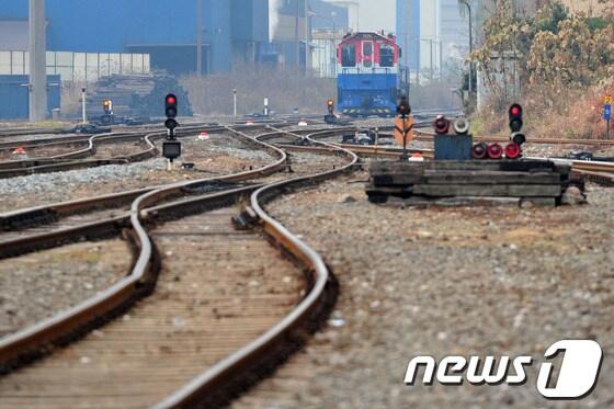 본문 이미지 - 철도노조가 파업에 들어간 9일 오전 포항시 남구 괴동역에 화물칸을 달지 않는 빈 열차가 지나가고 있다./2013.12.9/뉴스1 © News1 최창호 기자
