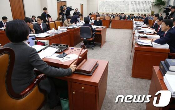 본문 이미지 - 9일 서울 여의도 국회에서 열린 법제사법위원회 전체회의에서 박영선 위원장이 의사봉을 두드리며 안건을 상정하고 있다.올해 정기국회 기간 단 한건의 법률안도 통과시키지 못한 여야가 오는 10일로 예정된 정기국회 회기 마감을 앞두고 벼락치기 입법에 나선다. 2013.12.9/뉴스1 © News1 송원영 기자