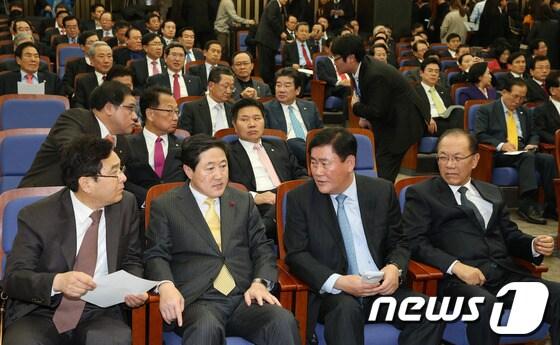 본문 이미지 - 황우여 새누리당 대표와 최경환 원내대표 등이 9일 서울 여의도 국회에서 열린 긴급 의원총회에서 &#39;대선불복&#39;을 선언한 장하나 민주당 의원에 대해 논의하고 있다. 2013.12.9/뉴스1 © News1 송원영 기자