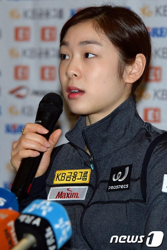 본문 이미지 - 크로아티아에서 열린 &#39;골든 스핀 오브 자그레브&#39; 대회 여자 싱글에서 금메달을 목에 건 &#39;피겨 여왕&#39; 김연아가 9일 인천공항을 통해 입국, 마중나온 취재진과 인터뷰하고 있다.김연아는 부상을 딛고 출전한 이번 대회에서 204.49점으로 우승을 차지, 2014 소치동계올림픽 금메달 전망을 밝혔다. 2013.12.9/뉴스1 © News1   정회성 기자