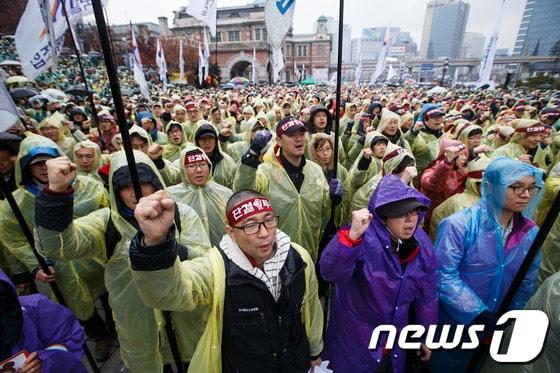 본문 이미지 - 전국철도노동조합 조합원들이 9일 오후 서울역 광장에서 열린 총파업 출정식에서 구호를 외치고 있다. 2013.12.9/뉴스1 © News1 유승관 기자