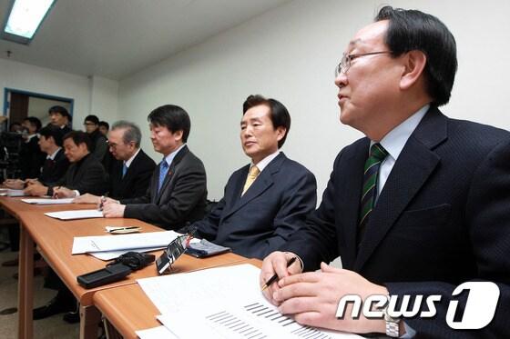 본문 이미지 - 지난 9일 오후 서울 마포구 성우빌딩에 위치한 정책네트워크 내일 회의실에서 열린 ‘새정치추진위원회’ 1차 회의에 참석한 이계안 공동위원장이 모두발언을 하고 있다. 2013.12.9/뉴스1 © News1 사진공동취재단