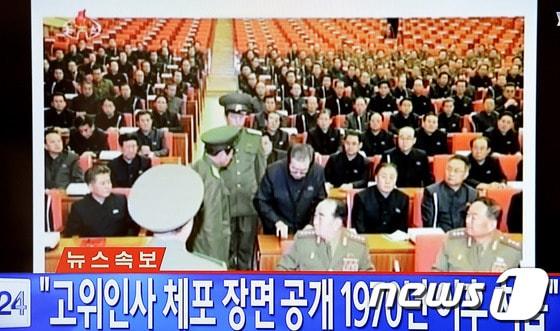 본문 이미지 - 북한 조선중앙TV는 9일 장성택 국방위원회 부위원장이 노동당 정치국 확대회의에서 군복을 입은 인민보안원 두 명에게 끌려나가는 사진을 화면으로 방영했다. &#40;ytn 화면캡쳐&#41;2013. 12.9/뉴스1 © News1 