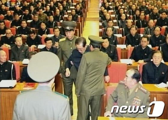 본문 이미지 - 북한 조선중앙TV가 공개한 장성택 전 국방위원회 부위원장 숙청 당시의 사진. (통일부 제공) 2013.12.9/뉴스1 ⓒ News1