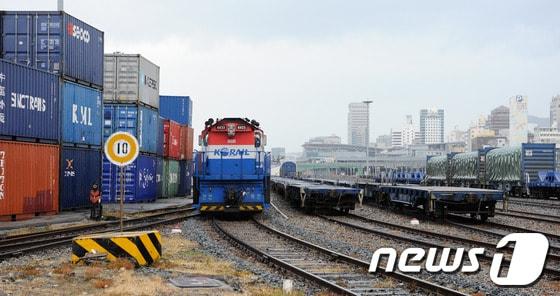 본문 이미지 - 전국철도노조가 파업에 들어간 9일 오후 코레일 화물열차가 멈춰서 있다. 2013.12.9/뉴스1 © News1 전혜원 기자
