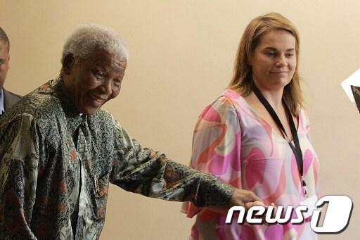 본문 이미지 - 넬슨 만델라 전 남아프리카공화국 대통령(왼쪽)과 젤다 라 그란지 전 대변인. © News1  