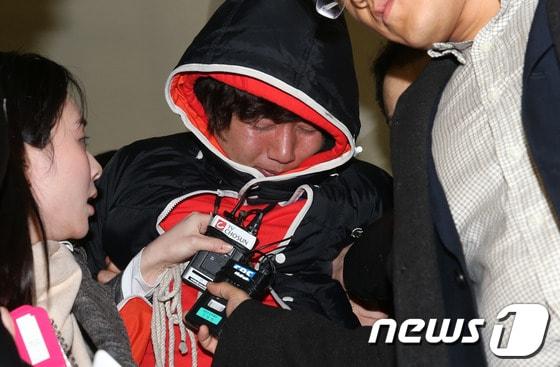 본문 이미지 - 1월28일 전북 전주의 한 파출소에서 수갑을 풀고 도주한 강지선(30, 전과 6범) 이 2월1일 새벽 서울 강북구청 인근 공중전화부스에서 붙잡혀 강북경찰서를 나서 전주 완산경찰서로 압송되고 있다. 강지선은 전주시내에서 승용차를 털다 현행범으로 체포돼 전주 완산경찰서 효자파출소에서 조사를 받는 중 수갑을 풀고 도주했으며 전날 오후 9시 20분부터 강북구 일대에서 4차례에 걸쳐 공중전화를 통해 여자친구에게 전화를 한 것으로 알려졌다. 2013.2.1/뉴스1 © News1 양동욱 기자