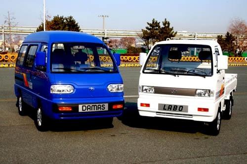 본문 이미지 - 2021년 단종된 한국지엠 다마스(완쪽)와 라보(한국지엠 제공) ⓒ News1