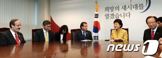 본문 이미지 - 박근혜 대통령 당선자가 1일 서울 종로구 통의동 집무실에서 미하원의원단을 접견하고 있다.오른쪽부터 안홍준 국회 외교통상통일위원장, 박당선자, 에드로이스 하원외무위원장, 성 김 주한 미 대사, 엘리엇 엔겔 하원의원.2013.2.1/뉴스1 © News1 인수위사진기자단