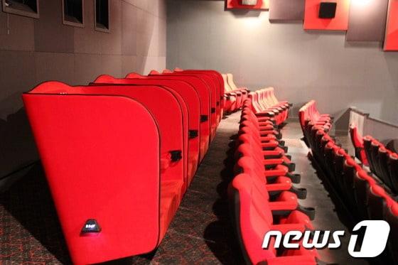 본문 이미지 - CGV대전복합터미널 내 스위트박스 모습. 한 칸에 2인이 이용할 수 있어 연인들에게 반응이 좋다. © News1 박지선 기자 