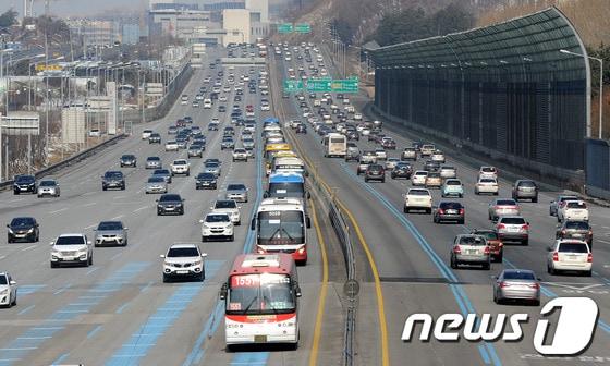 본문 이미지 - 한국도로공사는 8일 자정까지 총 40만대의 차량이 수도권으로 진입하고 35만대의 차량이 수도권을 빠져나갈 것으로 예상했다.  © News1   박세연 기자