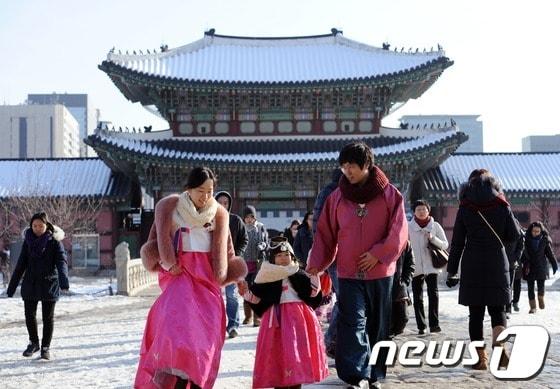 본문 이미지 - 올 2월 설 연휴 서울 경복궁에서 시민들이 한복을 차려 입고 즐거운 시간을 보내고 있다. 2013.2.11/뉴스1 © News1 손형주 기자