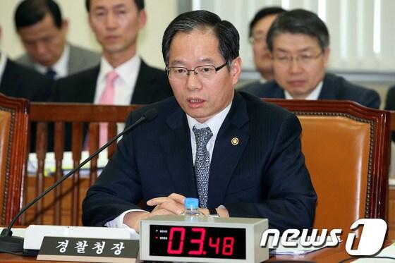 본문 이미지 - 김기용 경찰청장이 13일 오전 국회에서 열린 행정안전위원회 전체회의에 출석해 의원들의 질의에 답하고 있다.2013.2.13/뉴스1 © News1 이광호 기자