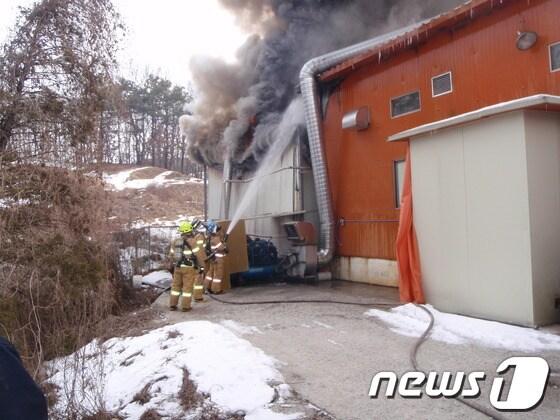 본문 이미지 - 이천 식품공장에서 12일 불이나 3600만원 상당의 재산피해가 발생했다. /사진제공=이천소방서 © News1  