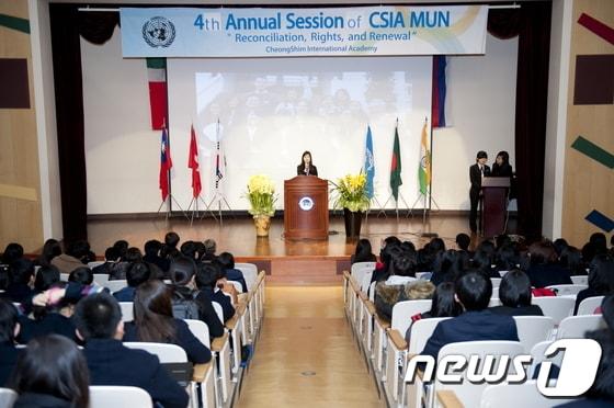 본문 이미지 - 가평 청심국제중고는 15일부터 제5회 청심모의유엔회의를 개최한다. 사진은 지난해 개최된 제4회 회의 모습. /사진제공=청심국제중고 © News1  
