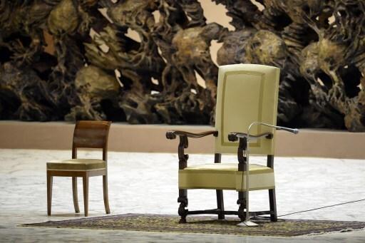 본문 이미지 - 13일 재의 수요일 미사에 앞서 교황 베네딕토 16세의 주간 알현이 열리는 바티칸 대성당 홀에 교황과 사제의 의자가 마련됐다. 이날 교황은 퇴임 이전 마지막으로 공개 미사를 집전할 예정이다. © News1  