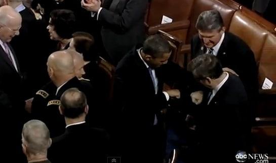 본문 이미지 - 버락 오바마 미국 대통령이 마크 커크상원의원과 주먹인사를  하고 있다./사진=abc© News1  