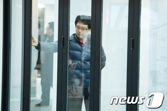 본문 이미지 - 14일 서울에서 열린 한 건축박람회에서 관람객들이 다양한 창호를 살펴보고 있다. 사진 속 창호와 인물은 기사 내용과 무관함.  2013.2.14/뉴스1