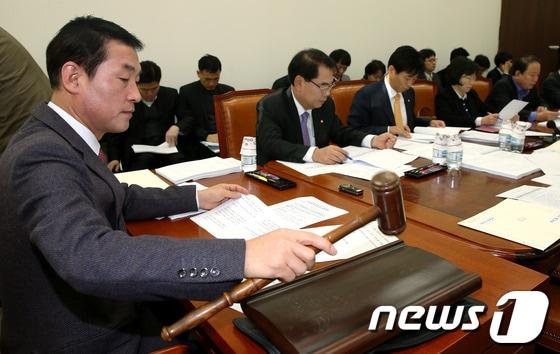 본문 이미지 - 15일 오전 서울 여의도 국회 행정안전위원회 소회의실에서 열린 법안심사소위원회에서 황영철 소위원장이 부마민주항쟁 진상규명 및 관련자 명예회복과 예우 등에 관한 특별법안 등을 상정하고 있다. 2013.2.15/뉴스1 © News1 박정호 기자