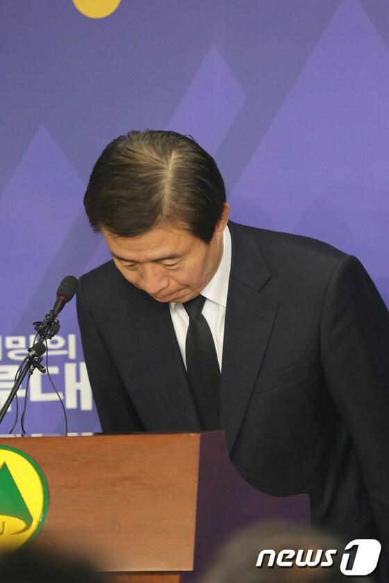 본문 이미지 - 대구지하철화재 참사 10주기를 맞아 15일 대시민 담화문을 발표한 김범일 대구시장이 유가족과 부상자, 가족 등에게 애도의 뜻으로 고개를 숙이고 있다./사진제공=대구시© News1 