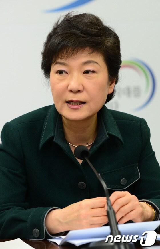 본문 이미지 - 박근혜 대통령 당선인이 15일 서울 삼청동 인수위 회의실에서 열린 여성문화분과 국정과제토론회에 참석해 인사말을 하고 있다. 2013.2.15/뉴스1 © News1 인수위사진기자단