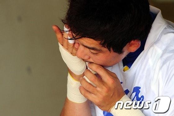 본문 이미지 - 제3회 월드베이스볼클래식(WBC) 야구 대표팀 전지훈련에서 이용규가 손바닥에 붕대를 감고 있다. 2013.2.15/뉴스1 © News1   (도류(대만)=뉴스1) 한재호 기자