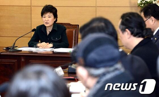 본문 이미지 - 박근혜 대통령 당선인이 15일 오후 서울 종로구 통의동 회의실에서 열린 취임준비위 종합보고에 참석해 인사말을 하고 있다. © News1 인수위사진기자단