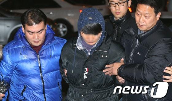 본문 이미지 - 지난 설 연휴 첫날 서울 중랑구 면목동의 한 아파트 화단에서 '층간소음 갈등'으로 이웃을 살해한 피의자 김모씨(45)가 경기 수원시 영통전화국 앞 공중전화에서 붙잡혀 서울 중랑경찰서로 들어서고 있다. © News1 양동욱 기자