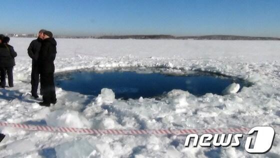 본문 이미지 - 운석우로 구멍이 생긴 러시아 첼랴빈스크의 세바르쿨 호수 표면©AFP=News1 