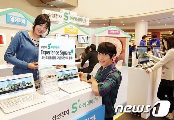 본문 이미지 - 삼성전자는 16일 서울 신도림 디큐브시티에서 온라인 가상 캠퍼스 이벤트의 일환으로 &#39;S 아카데미 Experience Square 로드쇼&#39;를 열고 있다.&#40;사진=삼성전자&#41;© News1  