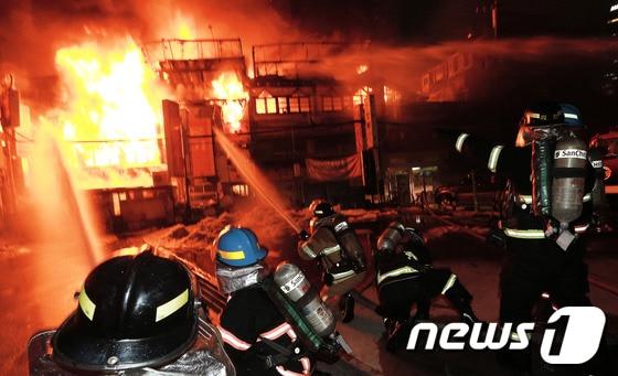 본문 이미지 - 17일 오후 서울 종로구 인사동의 한 식당 건물에서 가스폭발로 추정되는 큰 불이 발생해 현장에 출동한 소방대원들이 화재를 진압하고 있다. 2013.2.17/뉴스1 © News1 오대일 기자