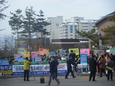 본문 이미지 - © News1 강원학교인권조례 저지 범도민연대가 18일 오전 11시 강원도청 앞 소공원에서 강원 학교인권조례 저지를 위한 집회를 갖고 있다.  