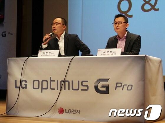 본문 이미지 - 마창민 LG전자 MC사업본부 한국마케팅담당&#40;좌&#41;과 우람찬 MC사업본주 LTE 상품 기획 담당.© News1 