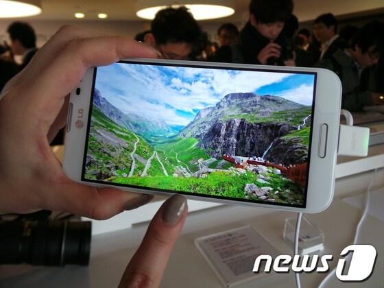 본문 이미지 - 풀HD급 동영상을 재생 중인 '옵티머스 G 프로(Pro)'.© News1   서송희 기자