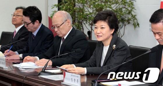 본문 이미지 - 18일 오후 서울 삼청동 대통령직인수위원회에서 열린 국정기획조정분과 국정과제 토론회에 참석한 박근혜 당선인이 인사말을 하고 있다.2013.2.18/뉴스1 © News1 인수위사진기자단